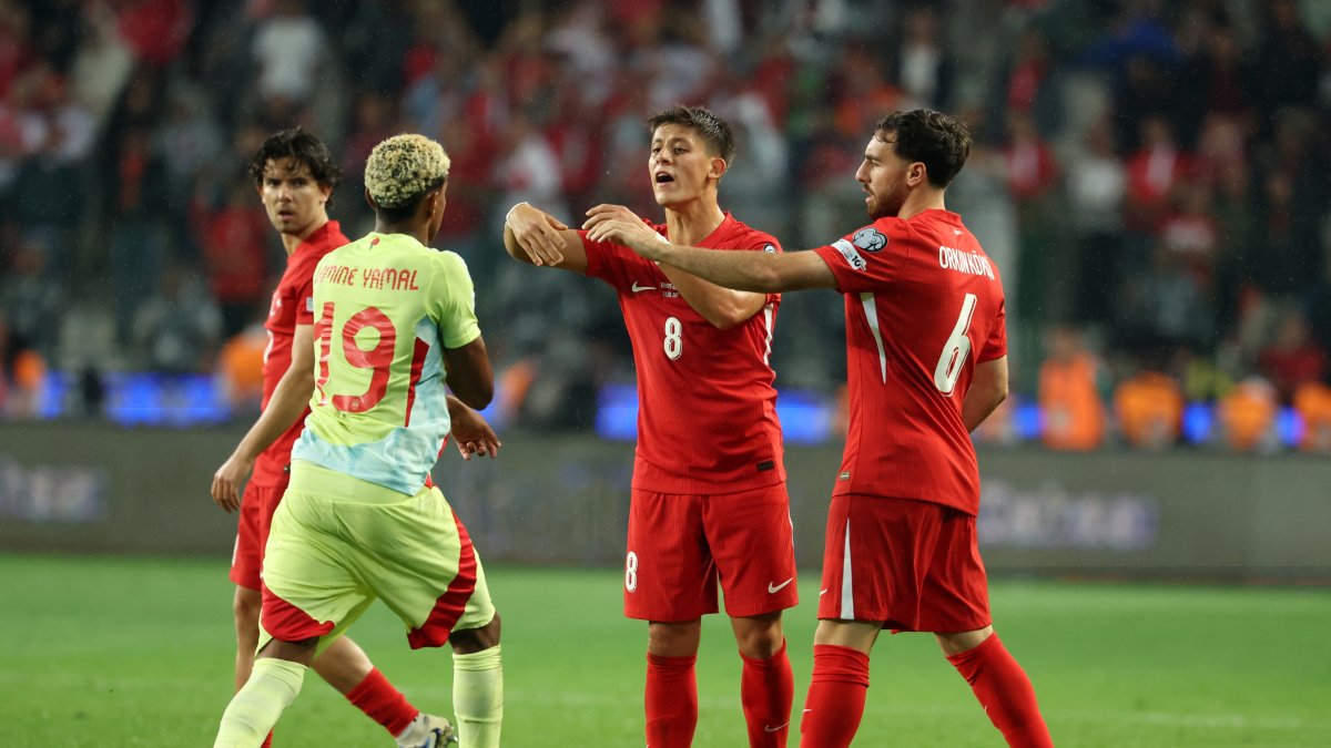 Türkiye's Arda Güler (2nd R) and Spain's Lamine Yamal clash during the World Cup European Qualifiers Group E at Konya Stadium, Konya, Türkiye, Sept. 7, 2025. (Getty Images Photo)