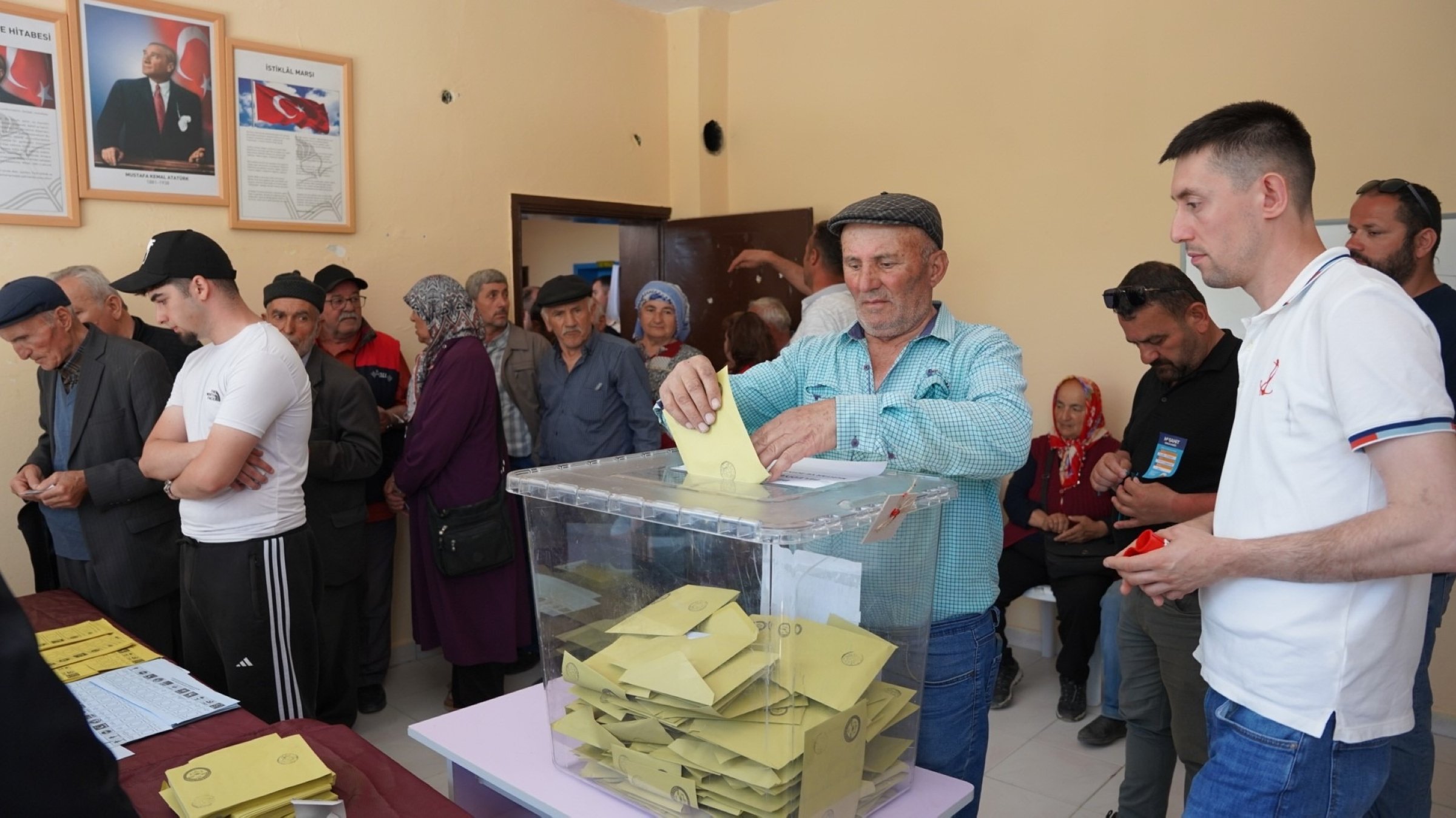 People cast their vote in Tokat, northern Türkiye, June 7, 2026. (İHA Photo) 
