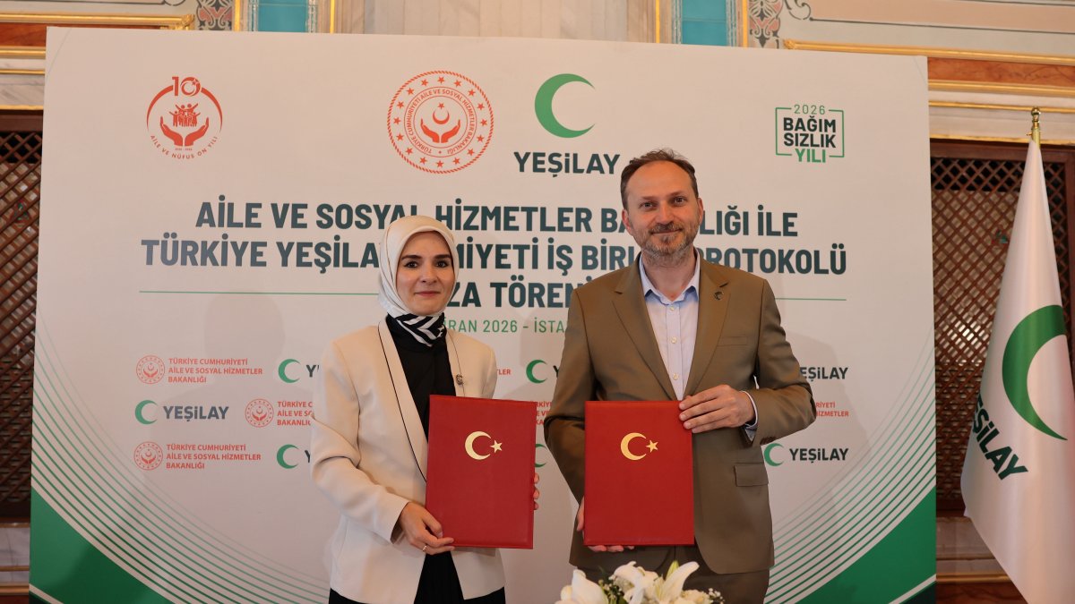 Minister Mahinur Özdemir Göktaş (L) and Yeşilay President Mehmet Dinç sign a cooperation protocol on addiction prevention and family support, Istanbul, Türkiye, June 8, 2026. (Courtesy of Yeşilay)