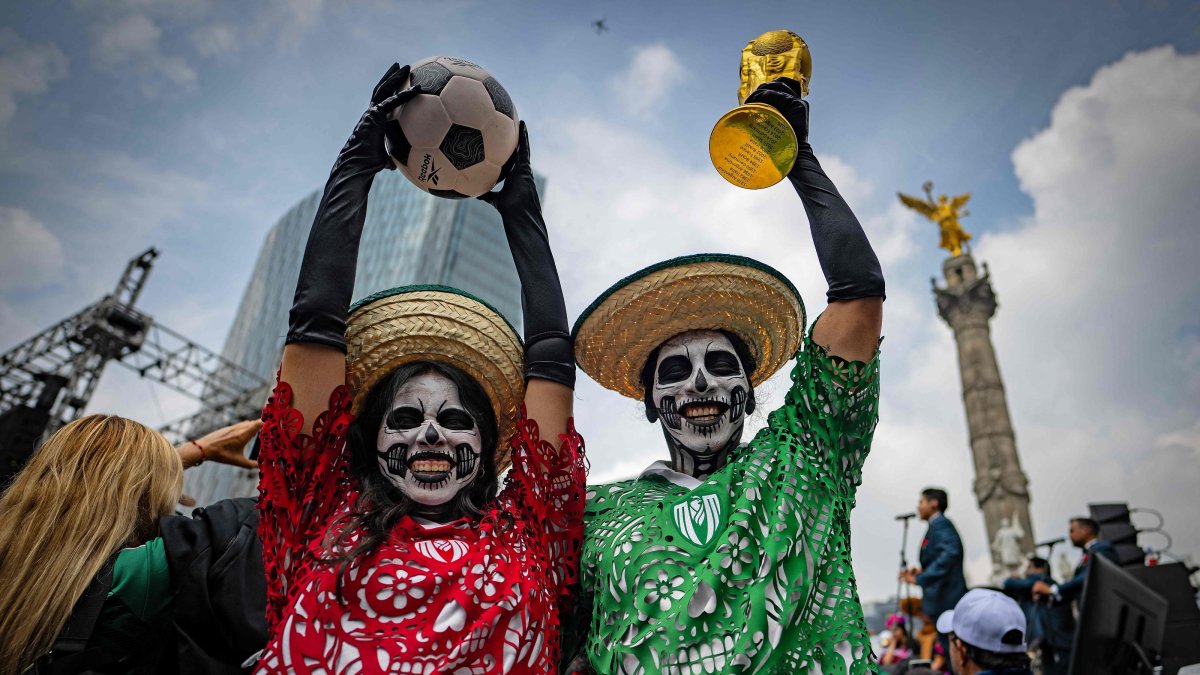 A fan holds a replica of the World Cup trophy while taking part in a Guinness World Record attempt for the world’s largest Mexican Wave, Mexico City, Mexico, June 6, 2026. (AFP Photo)