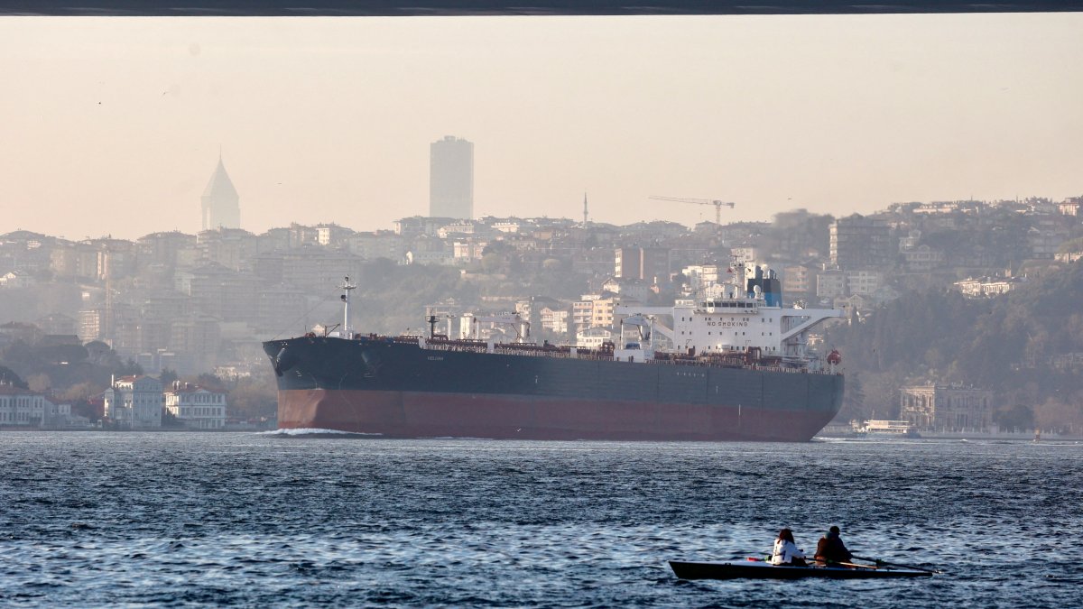 A crude oil tanker transits the Bosporus in Istanbul, Türkiye, April 7, 2026. (Reuters Photo)