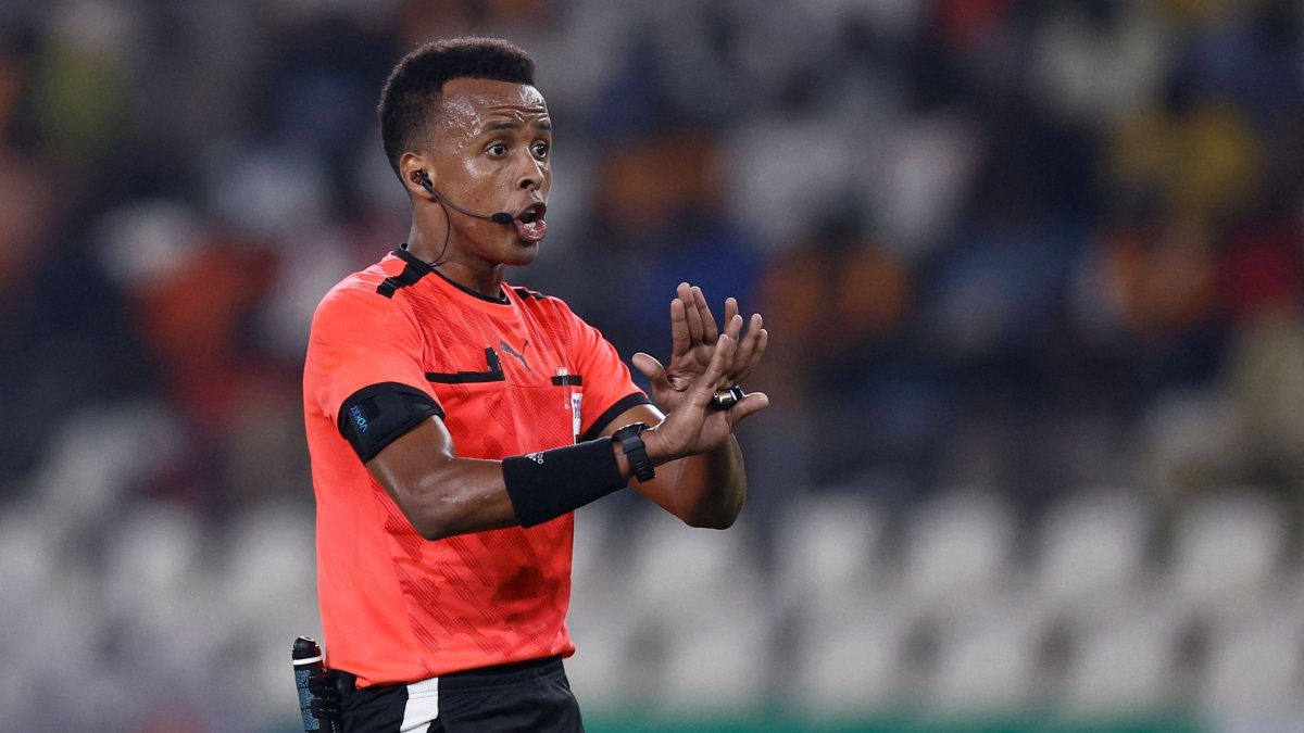 Somalian referee Omar Abdulkadir Artan gestures during the Africa Cup of Nations (CAN) 2024 group D football match between Mauritania and Algeria at Stade de la Paix in Bouake, Jan. 23, 2024. (AFP File Photo)