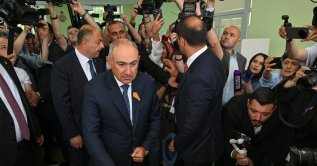 Leader of the Civil Contract party and acting Armenian Prime Minister Nikol Pashinyan (C) casts his vote in parliamentary elections at a polling station in Yerevan, Armenia, June 7, 2026. (EPA Photo)