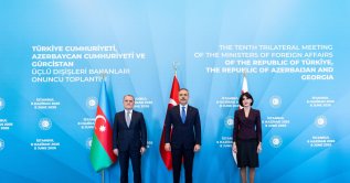 Azerbaijan's Foreign Minister Jeyhun Bayramov (L), Foreign Minister Hakan Fidan (C) and Georgia's Maka Botchorishvili pose before their meeting, Istanbul, Türkiye, June 8, 2026. (AA Photo)