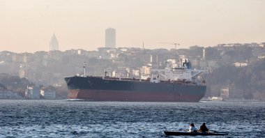 A crude oil tanker transits the Bosporus in Istanbul, Türkiye, April 7, 2026. (Reuters Photo)