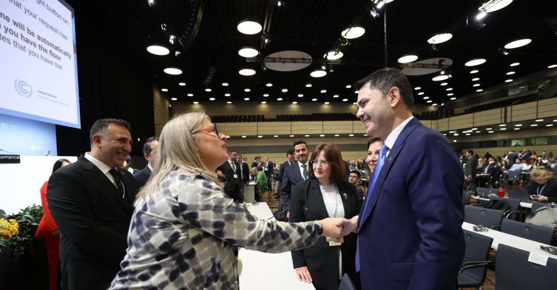 Environment, Urbanization and Climate Change Minister and COP31 President Murat Kurum (R) shakes hands with a counterpart during a climate conference, Bonn, Germany, June 8, 2026. (IHA Photo)