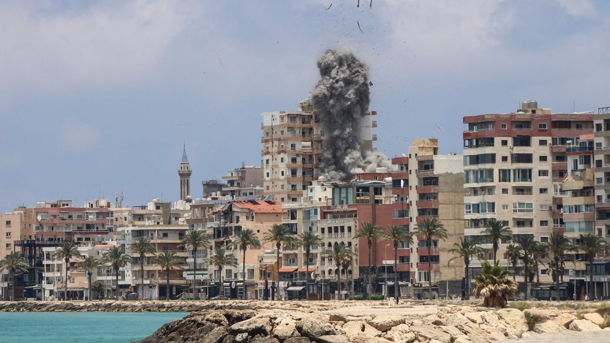 Smoke and debris rise following an Israeli airstrike in Tyre, southern Lebanon, June 9, 2026. (AFP Photo)