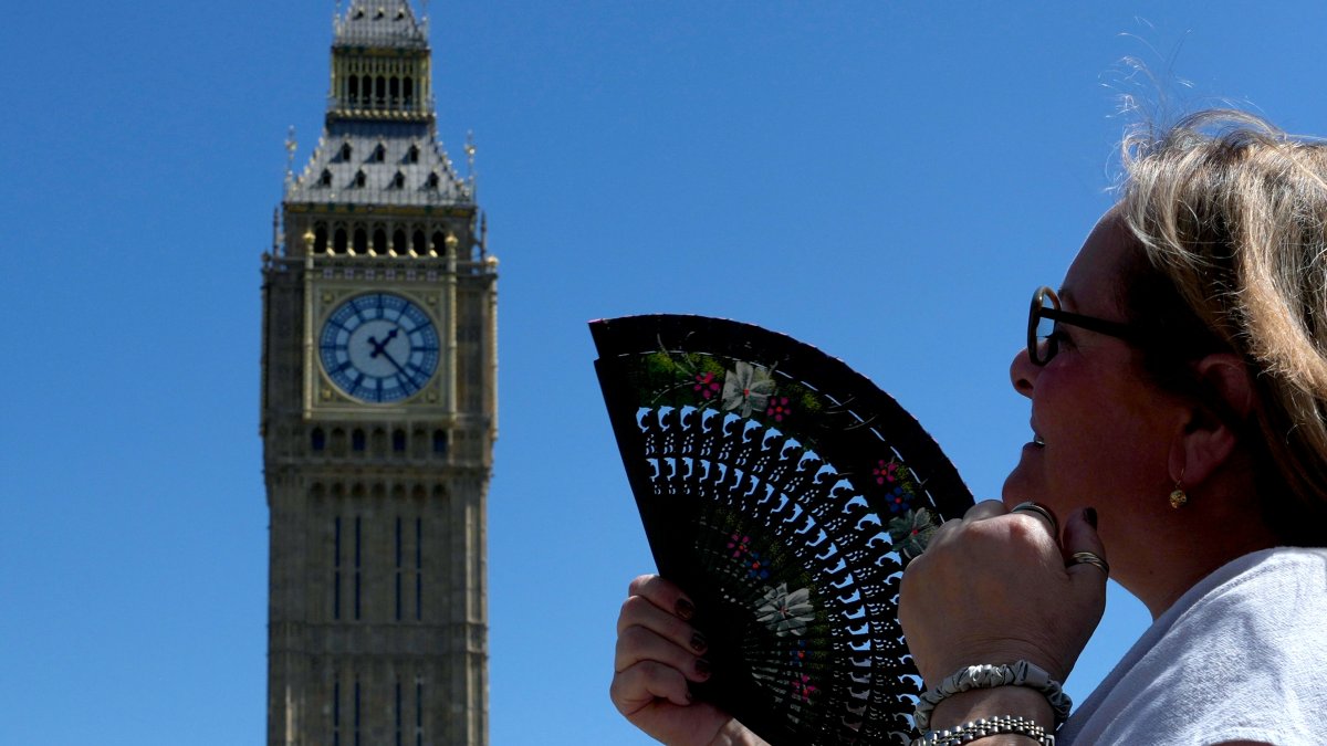 A woman cools herself outside the Palace of Westminster, London, U.K., May 26, 2026. (AP Photo)