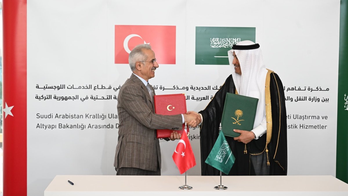 Transport and Infrastructure Minister Abdulkadir Uraloğlu (L) and Saudi Minister of Transport and Logistics Services Saleh bin Nasser Al-Jasser shake hands following a signing ceremony, Riyadh, Saudi Arabia, June 9, 2026. (X photo: @a_uraloglu)