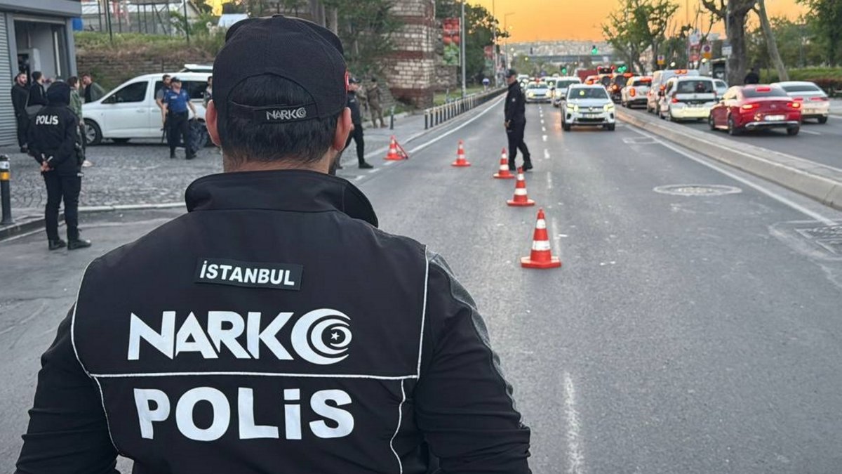 Officers from Istanbul Police Department’s narcotics unit conduct a checkpoint operation on an avenue in the Fatih district of Istanbul, Türkiye, May 15, 2026. (AA Photo)
