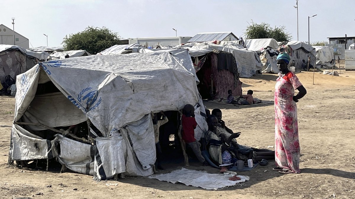 Conflict, hunger push S. Sudan families to eat leaves to stay alive