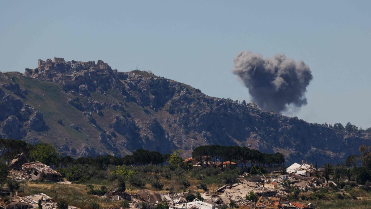  Smoke rises following Israeli bombardment in southern Lebanon close to the Beaufort Castle, June 4, 2026. (AFP Photo)