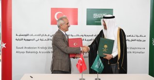 Transport and Infrastructure Minister Abdulkadir Uraloğlu (L) and Saudi Minister of Transport and Logistics Services Saleh bin Nasser Al-Jasser shake hands following a signing ceremony, Riyadh, Saudi Arabia, June 9, 2026. (X photo: @a_uraloglu)
