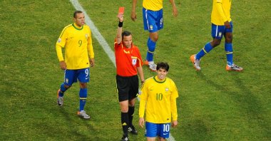 Brazil midfielder Kaka is shown a red card by French referee Stephane Lannoy during the Group E match between Brazil and Ivory Coast, Johannesburg, South Africa, June 20, 2010. (Getty Images Photo)