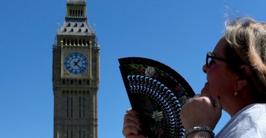 A woman cools herself outside the Palace of Westminster, London, U.K., May 26, 2026. (AP Photo)