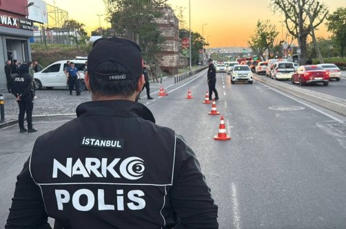 Officers from Istanbul Police Department’s narcotics unit conduct a checkpoint operation on an avenue in the Fatih district of Istanbul, Türkiye, May 15, 2026. (AA Photo)