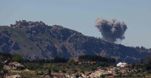  Smoke rises following Israeli bombardment in southern Lebanon close to the Beaufort Castle, June 4, 2026. (AFP Photo)