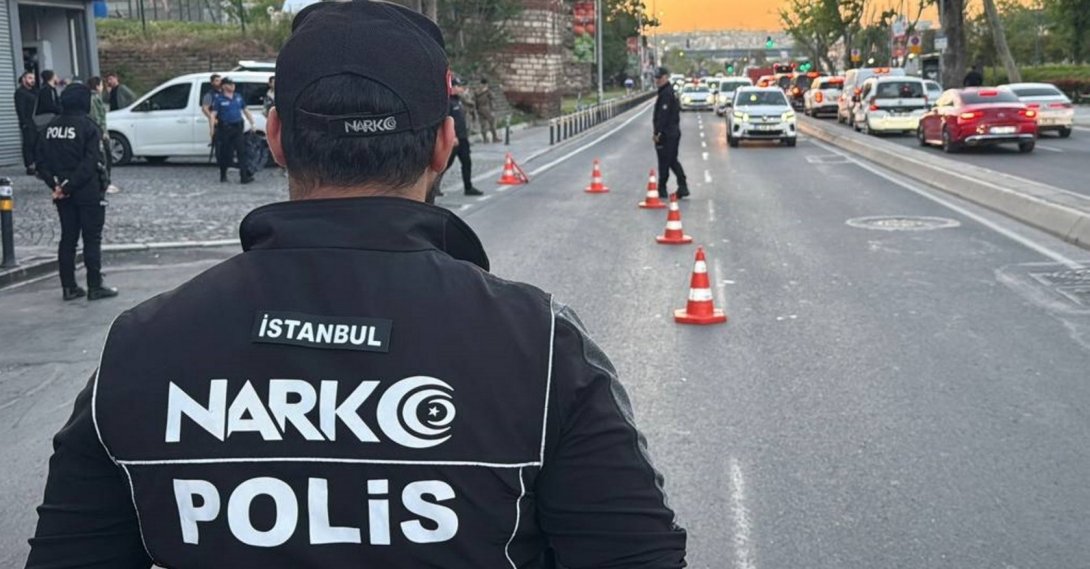 Officers from Istanbul Police Department’s narcotics unit conduct a checkpoint operation on an avenue in the Fatih district of Istanbul, Türkiye, May 15, 2026. (AA Photo)