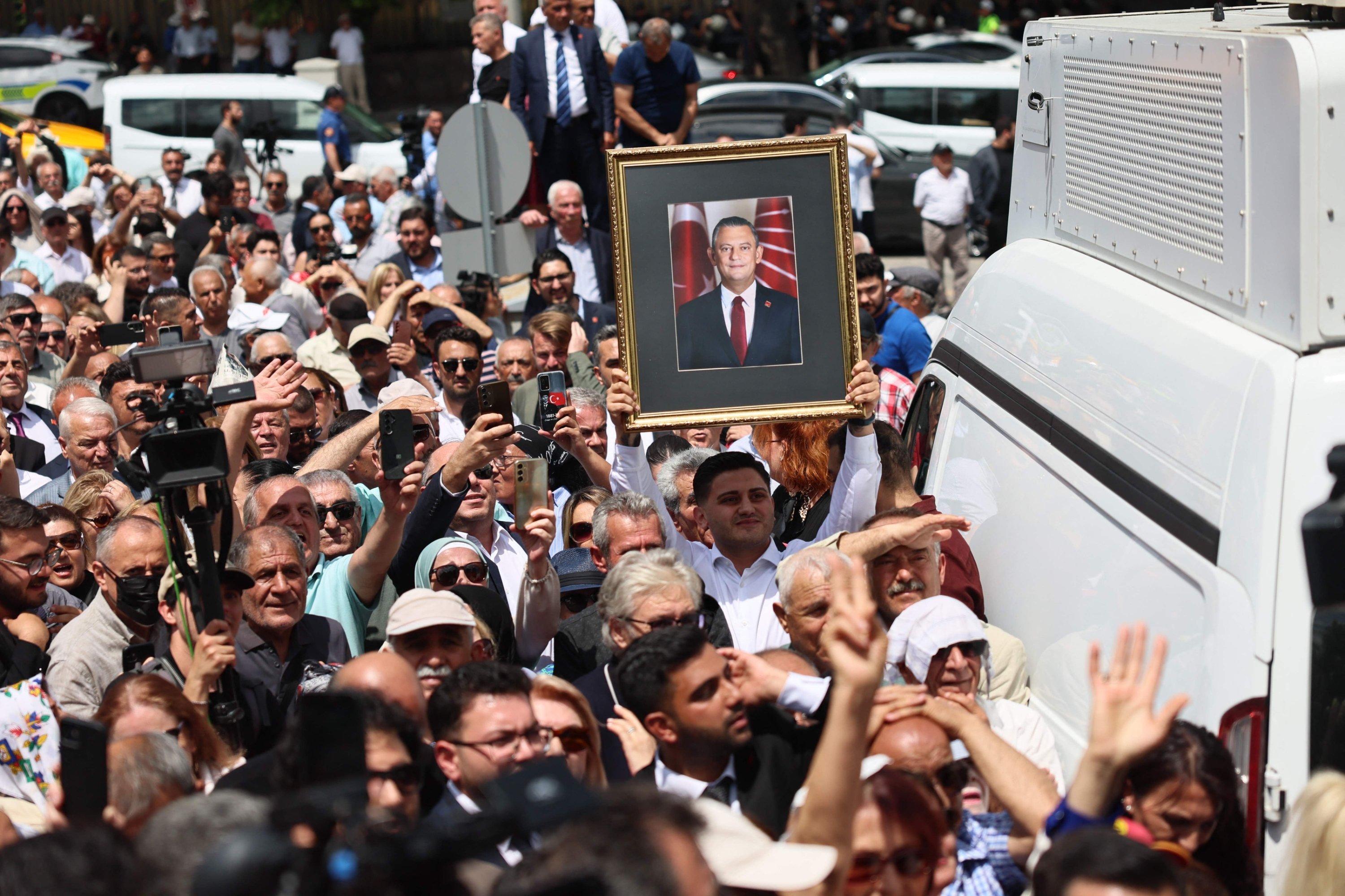 Supporters pick their side as Türkiye’s CHP goes bipolar