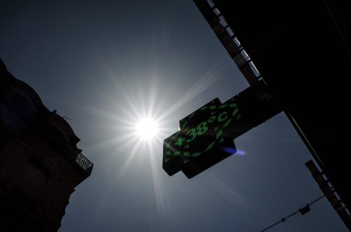 The pharmacy thermometer sign reads 38 degrees Celsius, Lyon, France, May 26, 2026. (AFP Photo)