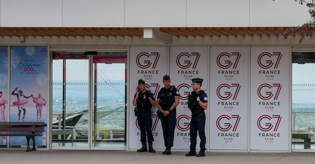 Police officers stand at the pier near Lake Leman ahead of the G7 summit in Evian-les-Bains, France, June 10, 2026. (Reuters Photo)