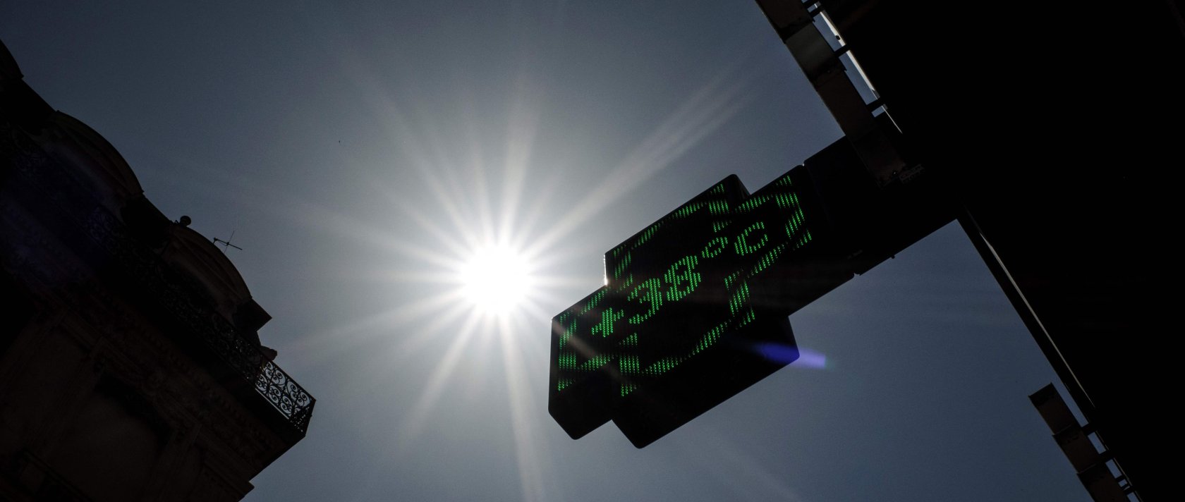 The pharmacy thermometer sign reads 38 degrees Celsius, Lyon, France, May 26, 2026. (AFP Photo)