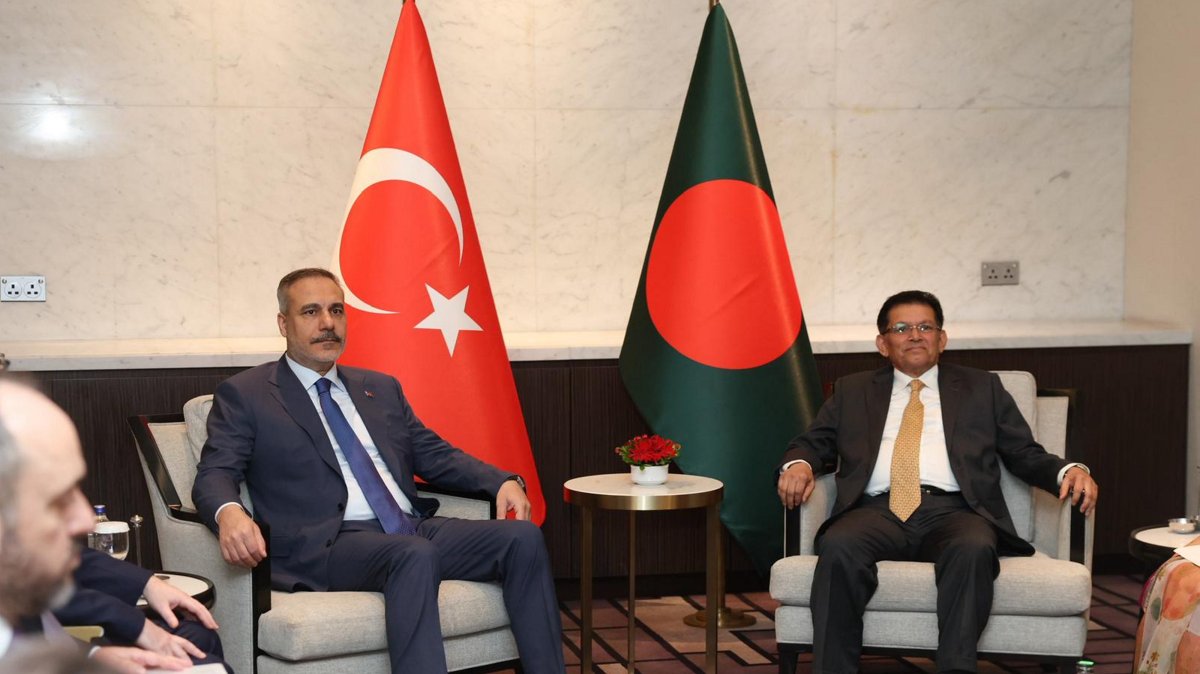 Foreign Minister Hakan Fidan meets with his counterpart, Khalilur Rahman, during his official visit, Dhaka, Bangladesh, June 5, 2026. (AA Photo)