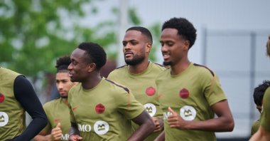 Canada's Cyle Larin (C) warms up with teammates during a World Cup soccer training session, Toronto, Canada, June 9, 2026. (AP Photo)