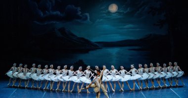 A scene from "Swan Lake," Istanbul, Türkiye. (Photo courtesy of AKM)
