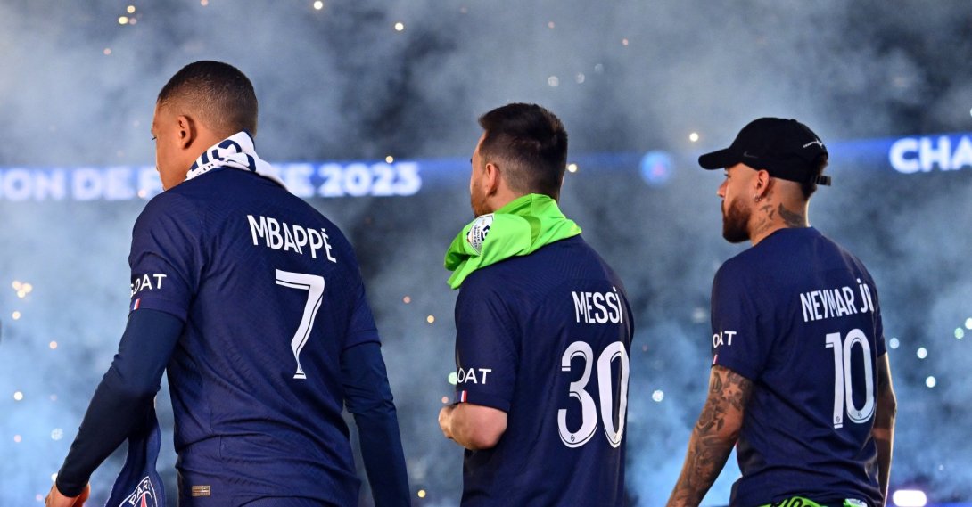 (L-R) Paris Saint-Germain's Kylian Mbappe, Lionel Messi and Neymar Jr walk on the pitch before the France championship trophy ceremony after the Ligue 1 match against Clermont Foot at Parc des Princes, Paris, France, June 3, 2023. (Getty Images Photo)