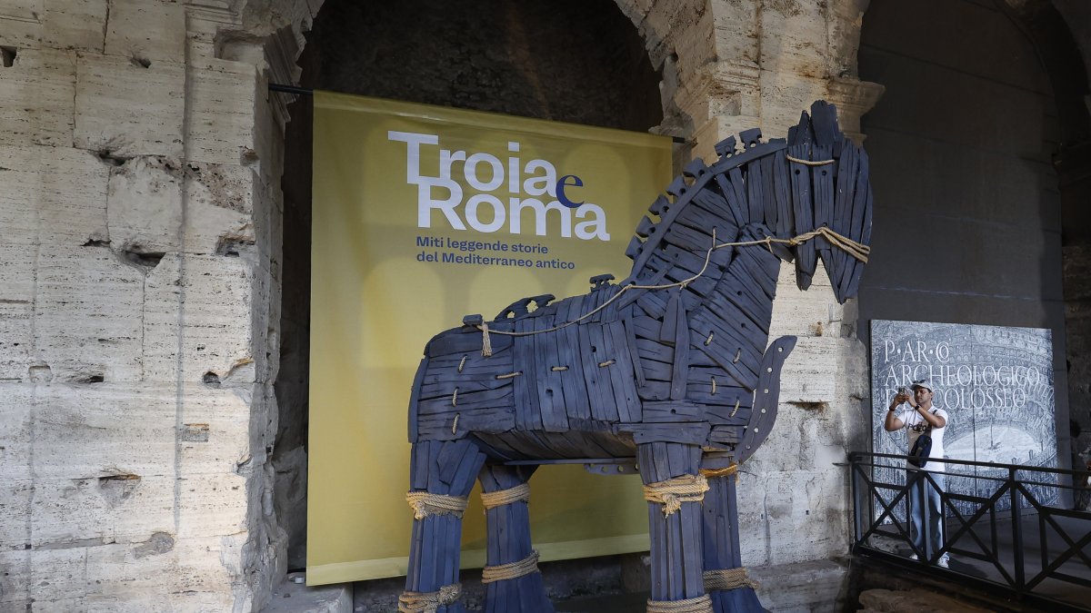 'Troy and Rome' opens at Colosseum with artifacts from Türkiye