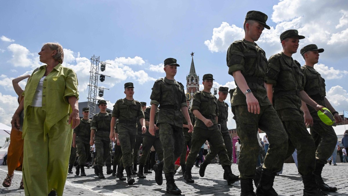 Russian officers walk along Red Square during the Red Square Book Festival with the Kremlin's Spasskaya tower in the background, central Moscow, Russia, June 5, 2026. (AFP Photo)