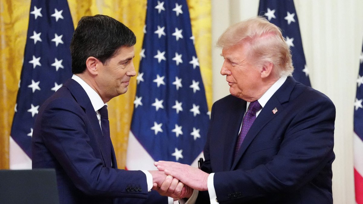 U.S. President Donald Trump shakes hands with the new Chairman of the Federal Reserve (Fed), Kevin Warsh (L), during a swearing-in ceremony in the East Room of the White House, Washington, U.S., May 22, 2026. (AFP Photo)