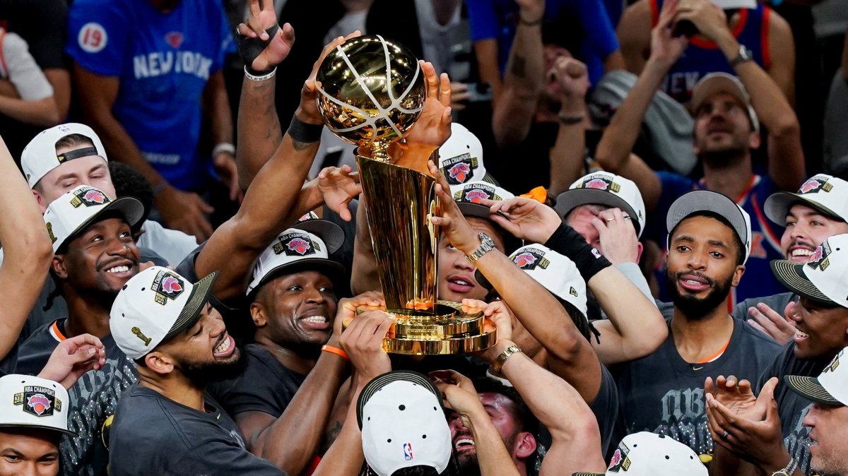 The New York Knicks hoist the trophy after defeating the San Antonio Spurs in Game 5 of the 2026 NBA Finals, San Antonio, Texas, U.S., Jun 13, 2026. (Reuters Photo)  