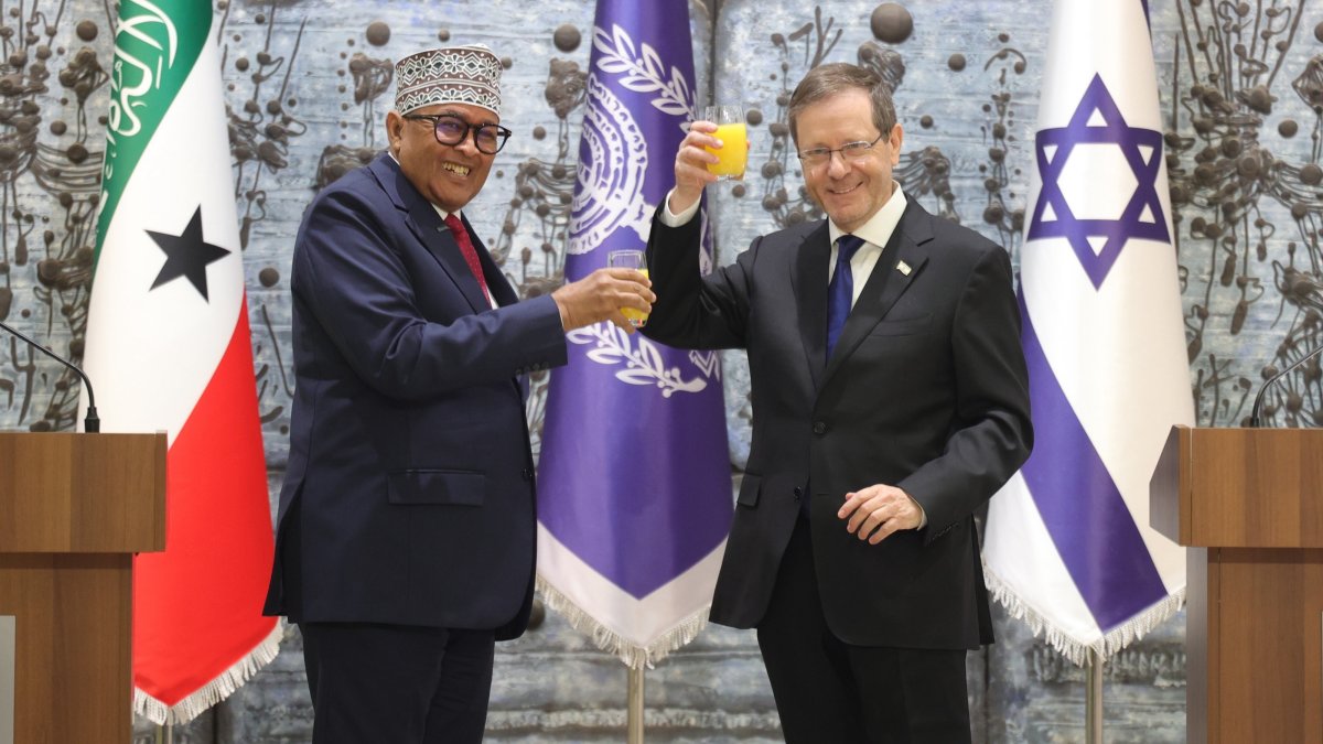 Somaliland leader Abdirahman Mohamed Abdullahi (L) and Israeli President Isaac Herzog (R) toast at the presidential residence in west Jerusalem, June 14, 2026. (EPA Photo)