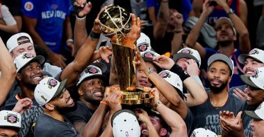 The New York Knicks hoist the trophy after defeating the San Antonio Spurs in Game 5 of the 2026 NBA Finals, San Antonio, Texas, U.S., Jun 13, 2026. (Reuters Photo)  
