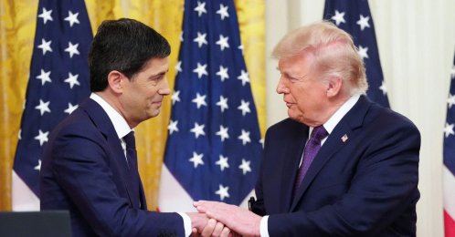 U.S. President Donald Trump shakes hands with the new Chairman of the Federal Reserve (Fed), Kevin Warsh (L), during a swearing-in ceremony in the East Room of the White House, Washington, U.S., May 22, 2026. (AFP Photo)