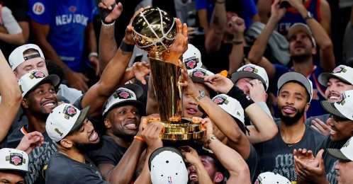 The New York Knicks hoist the trophy after defeating the San Antonio Spurs in Game 5 of the 2026 NBA Finals, San Antonio, Texas, U.S., Jun 13, 2026. (Reuters Photo)  