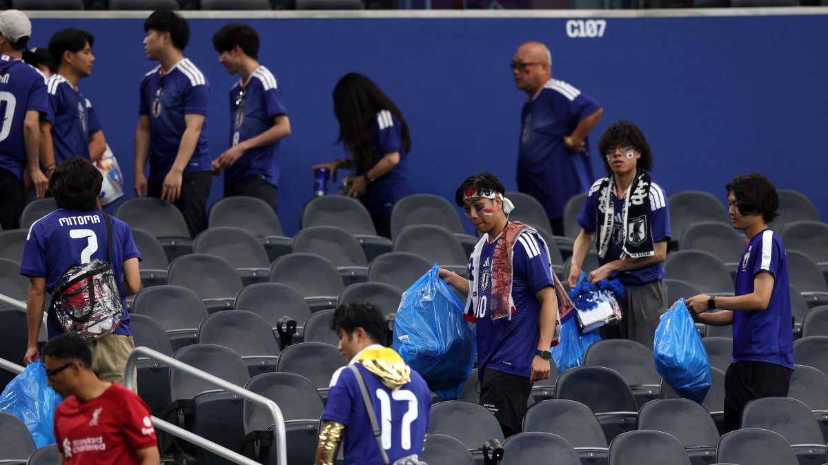 Japan fans clear trash in the stands during the FIFA World Cup 2026 Group F match against the Netherlands at Dallas Stadium, Arlington, U.S., June 14, 2026. (AFP Photo)