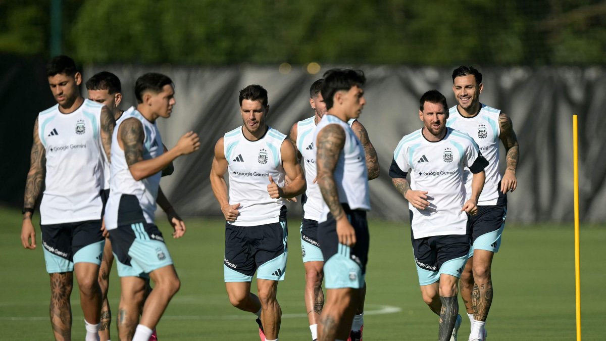 Argentina's forward Lionel Messi (2nd R), midfielder Leandro Paredes (R) and midfielder Giovani Lo Celso (C) take part in a training session during the 2026 World Cup football tournament at Sporting KC Training Centre, Kansas City, U.S., June 11, 2026. (AFP Photo)