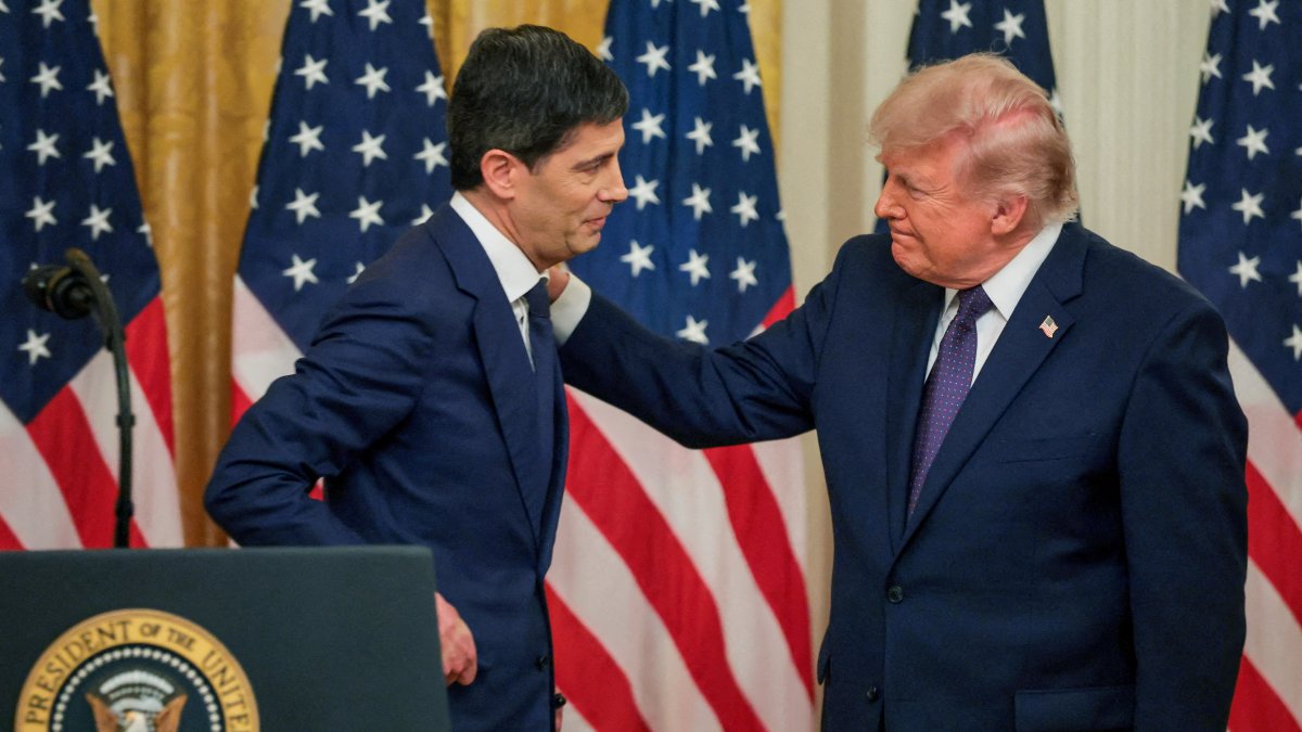 U.S. President Donald Trump greets the new Federal Reserve Chair Kevin Warsh after he was sworn in by U.S. Supreme Court Justice Clarence Thomas, White House, Washington, D.C., U.S., May 22, 2026. (Reuters Photo)