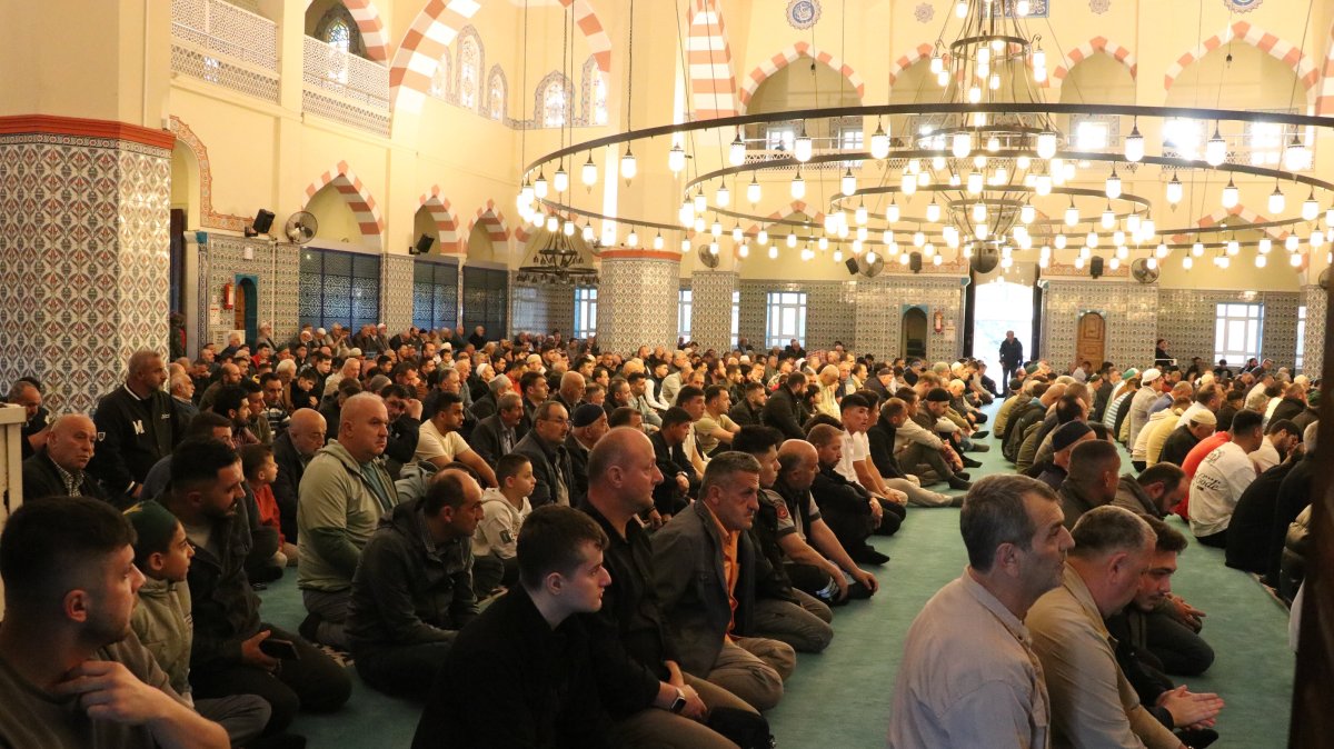 Worshippers perform the Eid al-Adha prayer at a mosque, Sakarya, Türkiye, May 27, 2026. (AA Photo) 