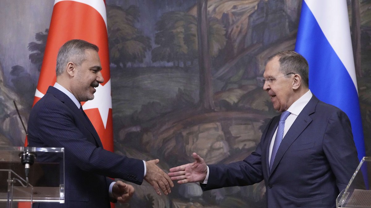 Russian Foreign Minister Sergey Lavrov (R) and Foreign Minister Hakan Fidan shake hands during their meeting, Moscow, Russia, May 27, 2025. (AP Photo)