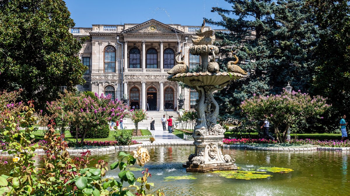 An outside view of the Dolmabahçe Palace and a fountain in the garden, Istanbul, Türkiye, Aug. 20, 2008. (Shutterstock Photo)