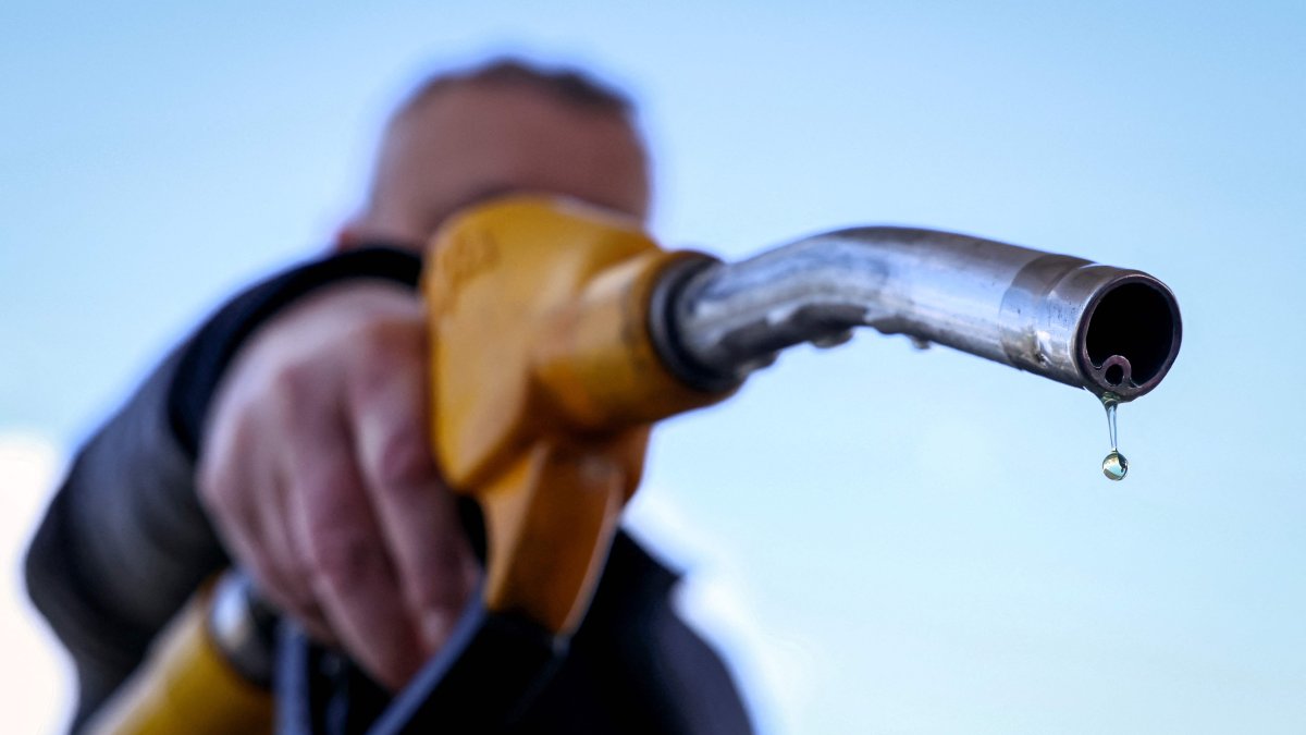 A drop of petrol falls from the nozzle of a petrol pump at a petrol station near Paris, France, March 9, 2026. (AFP Photo)
