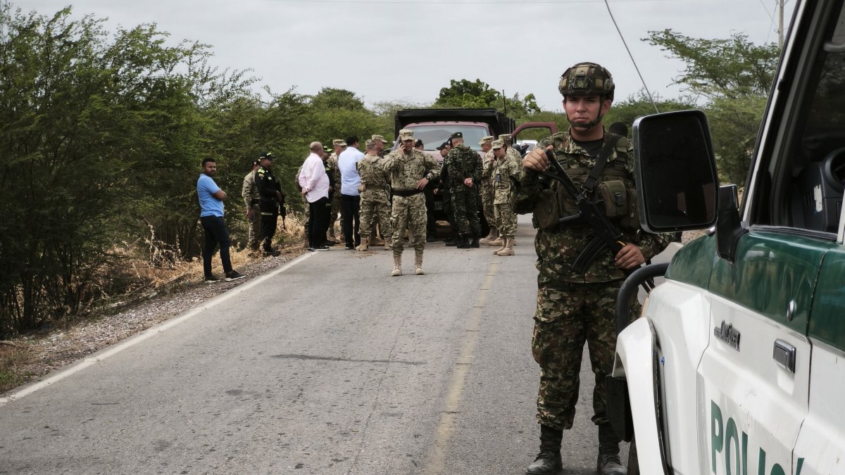 Members of the Armed Forces conduct a security check on a highway in Riohacha, La Guajira, Colombia, May 27, 2026. (EPA File Photo)