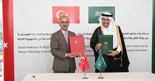 Transport and Infrastructure Minister Abdulkadir Uraloğlu (L) and Saudi Minister of Transport and Logistics Services Saleh bin Nasser Al-Jasser shake hands following a signing ceremony, Riyadh, Saudi Arabia, June 9, 2026. (AA Photo)