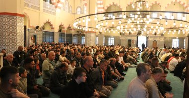 Worshippers perform the Eid al-Adha prayer at a mosque, Sakarya, Türkiye, May 27, 2026. (AA Photo) 