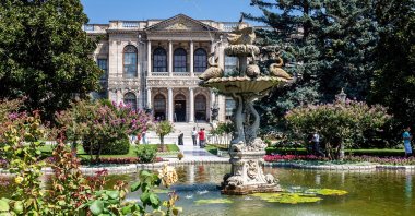 An outside view of the Dolmabahçe Palace and a fountain in the garden, Istanbul, Türkiye, Aug. 20, 2008. (Shutterstock Photo)