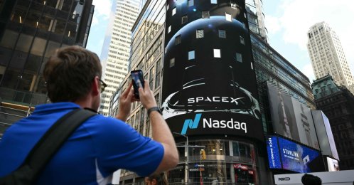 An ad for Elon Musk's Starlink is displayed on a screen at Times Square after the launch of SpaceX’s initial public offering (IPO) in New York, U.S., June 12, 2026. (AFP Photo)